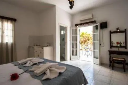 Kalamia Dolphin 3* Perissa (Santorini)